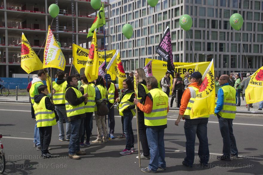 Berlin. Demonstration 'Energiewende nicht kippen lassen'
10. 5. 2014. Berlin. Mitte. Demonstration 'Energiewende nicht kippen lassen'
Schlüsselwörter: Berlin;Demonstranten;Demonstration;Energiewende;2014;Mitte