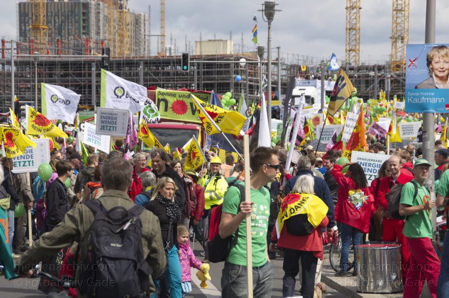 Berlin. Demonstration 'Energiewende nicht kippen lassen'
10. 5. 2014. Berlin. Mitte. Demonstration 'Energiewende nicht kippen lassen'
Schlüsselwörter: Berlin;Demonstranten;Demonstration;Energiewende;2014;Mitte