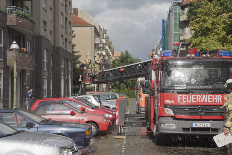 Berlin. Einsatz der Berliner Feuerwehr in der Kiautschoustraße
18. 8. 2014. Berlin. Mitte. Wedding. Einsatz der Berliner Feuerwehr in der Kiautschoustraße nach einem Sturm
Schlüsselwörter: 2014;Berlin;Berliner Feuerwehr;Feuerwehr;Mitte;Wedding