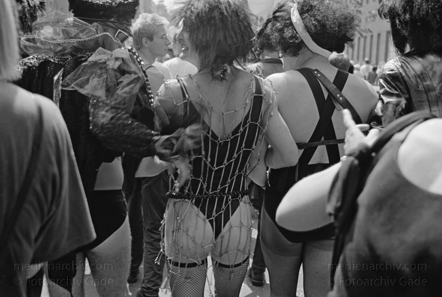 Berlin. Charlottenburg. CSD - Christopher Street Day
24. Juni 1989. Berlin Charlottenburg. CSD. Christopher Street Day. Schwulen- und Lesbendemonstration. Die Parade ist eine öffentliche Party.
Schlüsselwörter: Berlin;Charlottenburg;CSD;Demonstration;Deutschland;Germany;Lesben;Parade;1989;Schwule