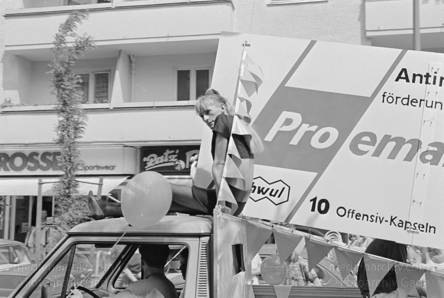 Berlin. Charlottenburg. CSD - Christopher Street Day
24. Juni 1989. Berlin Charlottenburg. CSD. Christopher Street Day. Schwulen- und Lesbendemonstration. Die Parade ist eine öffentliche Party.
Schlüsselwörter: Berlin;Charlottenburg;CSD;Demonstration;Deutschland;Germany;Lesben;Parade;1989;Schwule