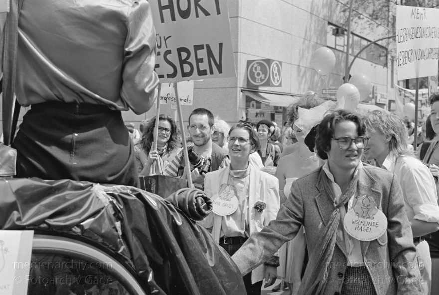 Berlin. Charlottenburg. CSD - Christopher Street Day
24. Juni 1989. Berlin Charlottenburg. CSD. Christopher Street Day. Schwulen- und Lesbendemonstration. Die Parade ist eine öffentliche Party.
Schlüsselwörter: Berlin;Charlottenburg;CSD;Demonstration;Deutschland;Germany;Lesben;Parade;1989;Schwule