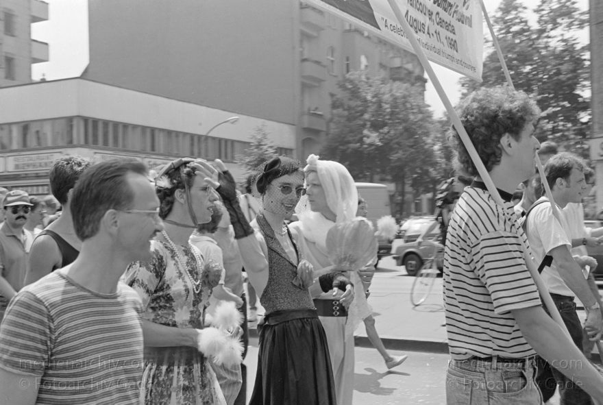 Berlin. Charlottenburg. CSD - Christopher Street Day
24. Juni 1989. Berlin Charlottenburg. CSD. Christopher Street Day. Schwulen- und Lesbendemonstration. Die Parade ist eine öffentliche Party.
Schlüsselwörter: Berlin;Charlottenburg;CSD;Demonstration;Deutschland;Germany;Lesben;Parade;1989;Schwule