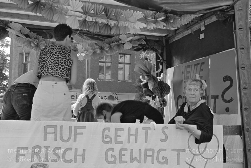 Berlin. Charlottenburg. CSD - Christopher Street Day
24. Juni 1989. Berlin Charlottenburg. CSD. Christopher Street Day. Schwulen- und Lesbendemonstration. Die Parade ist eine öffentliche Party.
Schlüsselwörter: Berlin;Charlottenburg;CSD;Demonstration;Deutschland;Germany;Lesben;Parade;1989;Schwule