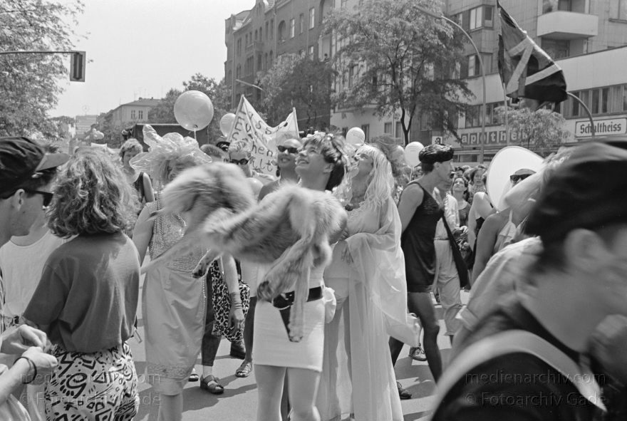 Berlin. Charlottenburg. CSD - Christopher Street Day
24. Juni 1989. Berlin Charlottenburg. CSD. Christopher Street Day. Schwulen- und Lesbendemonstration. Die Parade ist eine öffentliche Party.
Schlüsselwörter: Berlin;Charlottenburg;CSD;Demonstration;Deutschland;Germany;Lesben;Parade;1989;Schwule