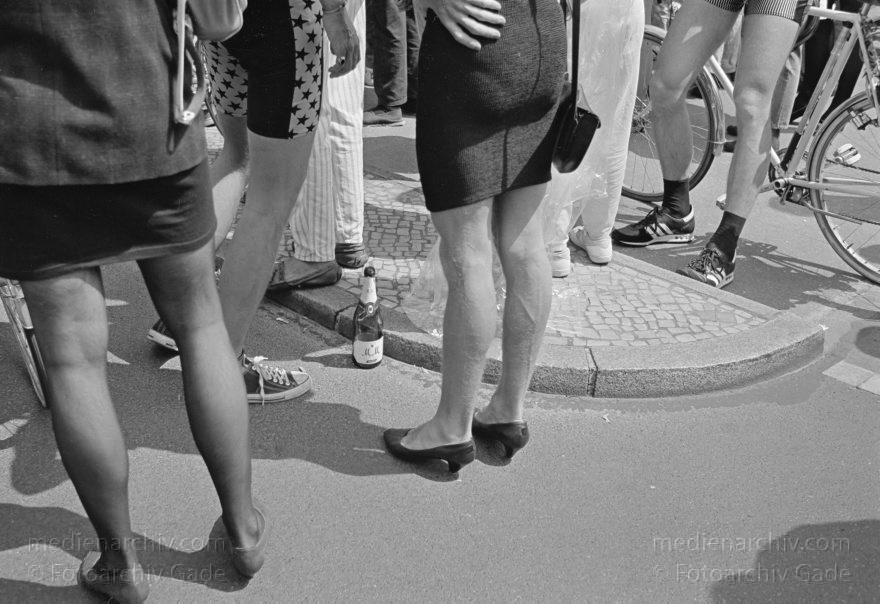 Berlin. Charlottenburg. CSD - Christopher Street Day
24. Juni 1989. Berlin Charlottenburg. CSD. Christopher Street Day. Schwulen- und Lesbendemonstration. Die Parade ist eine öffentliche Party.
Schlüsselwörter: Berlin;Charlottenburg;CSD;Demonstration;Deutschland;Germany;Lesben;Parade;1989;Schwule