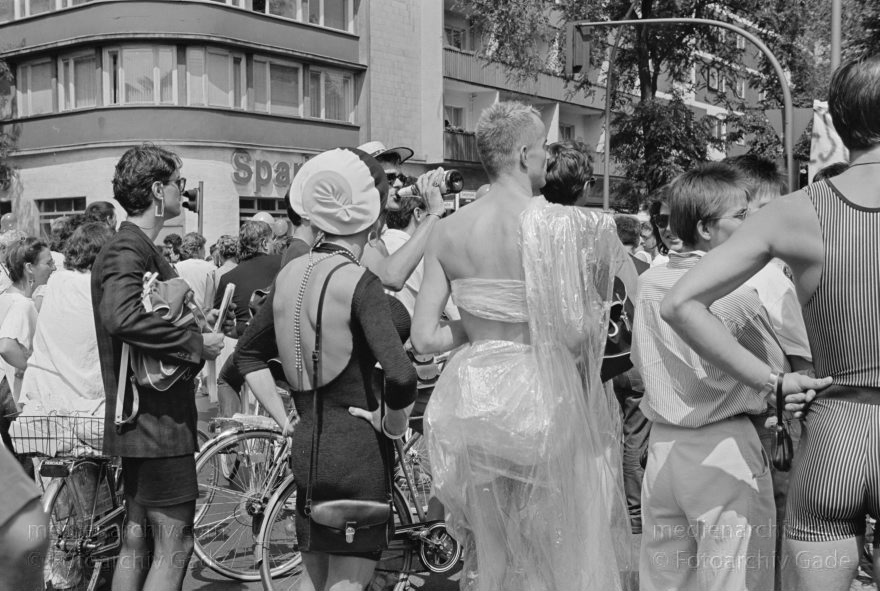 Berlin. Charlottenburg. CSD - Christopher Street Day
24. Juni 1989. Berlin Charlottenburg. CSD. Christopher Street Day. Schwulen- und Lesbendemonstration. Die Parade ist eine öffentliche Party.
Schlüsselwörter: Berlin;Charlottenburg;CSD;Demonstration;Deutschland;Germany;Lesben;Parade;1989;Schwule