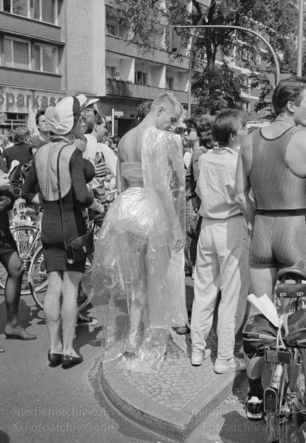 Berlin. Charlottenburg. CSD - Christopher Street Day
24. Juni 1989. Berlin Charlottenburg. CSD. Christopher Street Day. Schwulen- und Lesbendemonstration. Die Parade ist eine öffentliche Party.
Schlüsselwörter: Berlin;Charlottenburg;CSD;Demonstration;Deutschland;Germany;Lesben;Parade;1989;Schwule