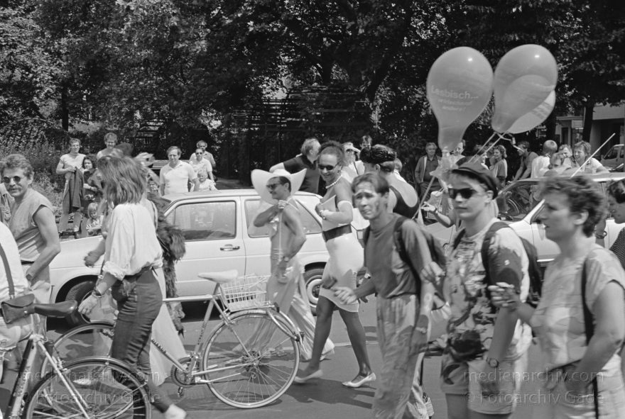 Berlin. Charlottenburg. CSD - Christopher Street Day
24. Juni 1989. Berlin Charlottenburg. CSD. Christopher Street Day. Schwulen- und Lesbendemonstration. Die Parade ist eine öffentliche Party.
Schlüsselwörter: Berlin;Charlottenburg;CSD;Demonstration;Deutschland;Germany;Lesben;Parade;1989;Schwule