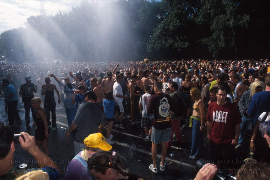 Berlin. Charlottenburg. CSD - Christopher Street Day
Juni 1997. Berlin. Tiergarten. Christopher Street Day. CSD. Große Party! Demo der Schwulen und Lesben.
Schlüsselwörter: Berlin;Christopher Street Day;CSD;Deutschland;Germany;Jugend;Lesbisch;Parade;Party;Schwul;1997;Tiergarten