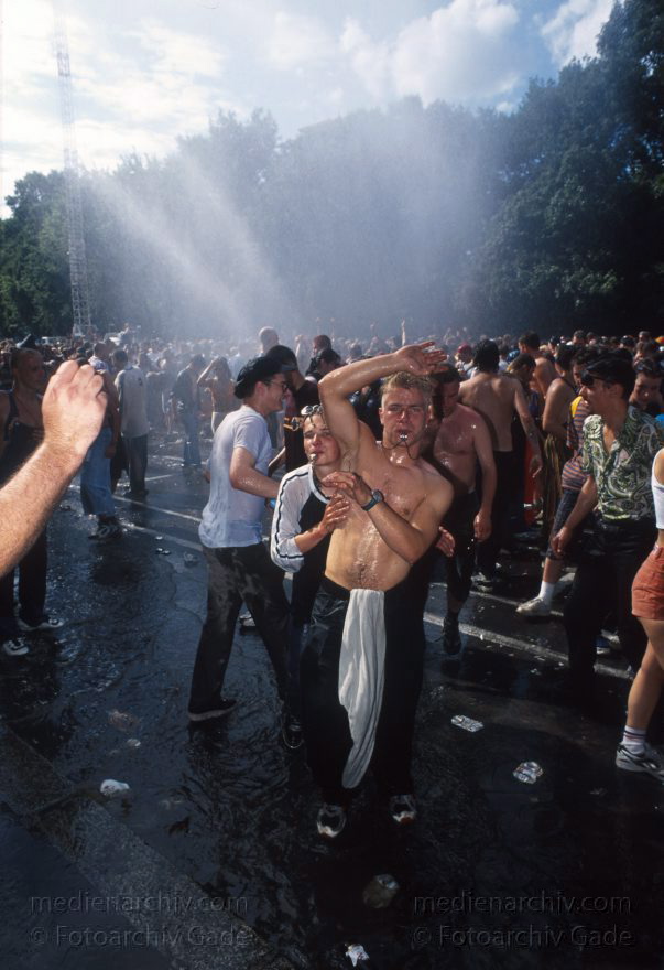 Berlin. Charlottenburg. CSD - Christopher Street Day
Juni 1997. Berlin. Tiergarten. Christopher Street Day. CSD. Große Party! Demo der Schwulen und Lesben.
Schlüsselwörter: Berlin;Christopher Street Day;CSD;Deutschland;Germany;Jugend;Lesbisch;Parade;Party;Schwul;1997;Tiergarten