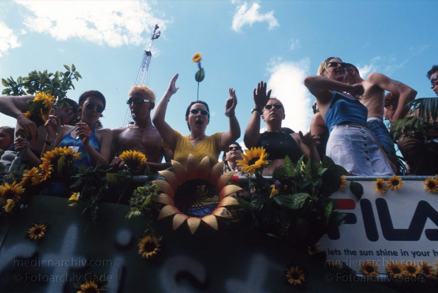 Berlin. Charlottenburg. CSD - Christopher Street Day
Juni 1997. Berlin. Tiergarten. Christopher Street Day. CSD. Große Party! Demo der Schwulen und Lesben.
Schlüsselwörter: Berlin;Christopher Street Day;CSD;Deutschland;Germany;Jugend;Lesbisch;Parade;Party;Schwul;1997;Tiergarten