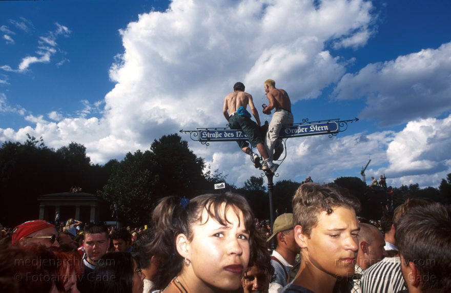 Berlin. Charlottenburg. CSD - Christopher Street Day
Juni 1997. Berlin. Tiergarten. Christopher Street Day. CSD. Große Party! Demo der Schwulen und Lesben.
Schlüsselwörter: Berlin;Christopher Street Day;CSD;Deutschland;Germany;Jugend;Lesbisch;Parade;Party;Schwul;1997;Tiergarten