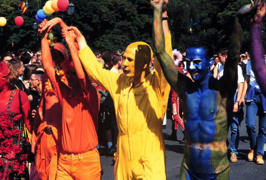 Berlin. Charlottenburg. CSD - Christopher Street Day
Juni 1997. Berlin. Tiergarten. Christopher Street Day. CSD. Party. Demo der Schwulen und Lesben.
Schlüsselwörter: Berlin;Christopher Street Day;CSD;Deutschland;Germany;Jugend;Lesbisch;Parade;Party;Schwul;1997;Tiergarten