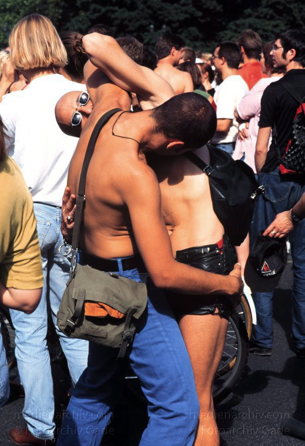 Berlin. Charlottenburg. CSD - Christopher Street Day
Juni 1997. Berlin. Tiergarten. Christopher Street Day. CSD. Party. Demo der Schwulen und Lesben.
Schlüsselwörter: Berlin;Christopher Street Day;CSD;Deutschland;Germany;Jugend;Lesbisch;Parade;Party;Schwul;1997;Tiergarten