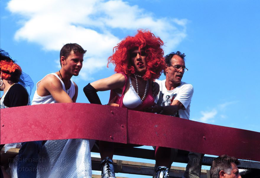 Berlin. Charlottenburg. CSD - Christopher Street Day
Juni 1997. Berlin. Tiergarten. Christopher Street Day. CSD. Party. Demo der Schwulen und Lesben.
Schlüsselwörter: Berlin;Christopher Street Day;CSD;Deutschland;Germany;Jugend;Lesbisch;Parade;Party;Schwul;1997;Tiergarten
