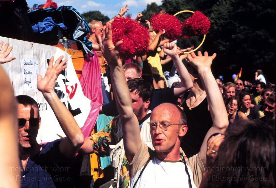 Berlin. Charlottenburg. CSD - Christopher Street Day
Juni 1997. Berlin. Tiergarten. Christopher Street Day. CSD. Party. Demo der Schwulen und Lesben.
Schlüsselwörter: Berlin;Christopher Street Day;CSD;Deutschland;Germany;Jugend;Lesbisch;Parade;Party;Schwul;1997;Tiergarten