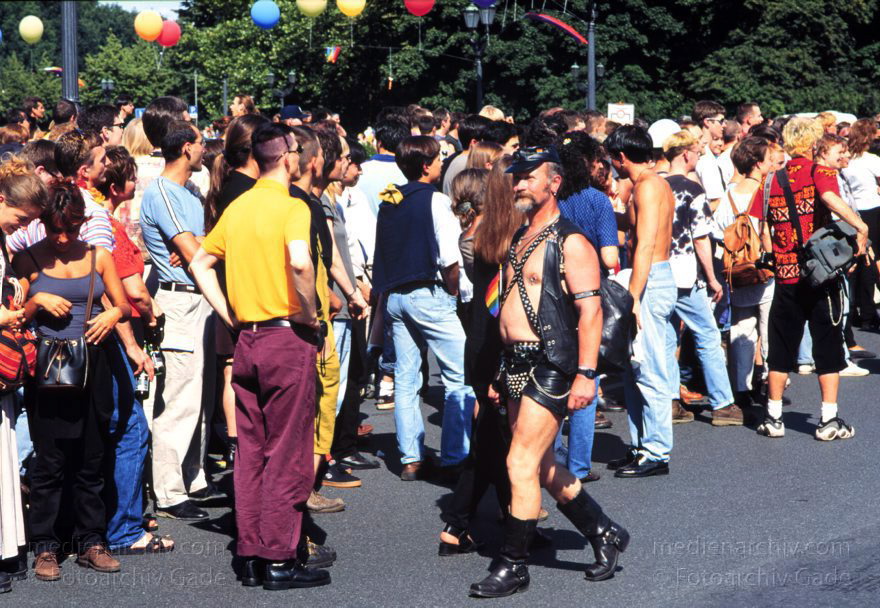 Berlin. Charlottenburg. CSD - Christopher Street Day
Juni 1997. Berlin. Tiergarten. Christopher Street Day. CSD. Party. Demo der Schwulen und Lesben.
Schlüsselwörter: Berlin;Christopher Street Day;CSD;Deutschland;Germany;Jugend;Lesbisch;Parade;Party;Schwul;1997;Tiergarten