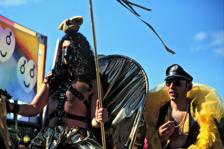 Berlin. Charlottenburg. CSD - Christopher Street Day
Juni 1997. Berlin. Tiergarten. Christopher Street Day. CSD. Party. Demo der Schwulen und Lesben.
Schlüsselwörter: Berlin;Christopher Street Day;CSD;Deutschland;Germany;Jugend;Lesbisch;Parade;Party;Schwul;1997;Tiergarten