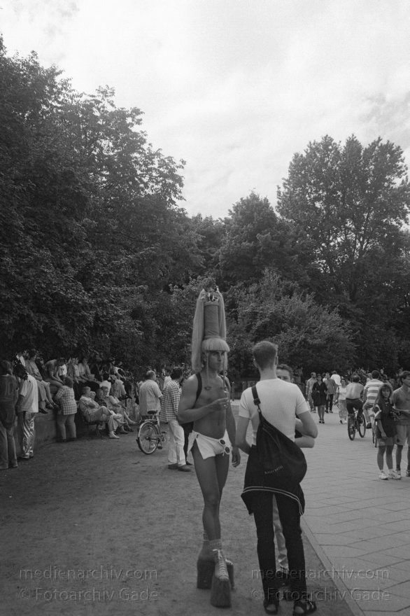 Berlin. Charlottenburg. CSD - Christopher Street Day
28. Juni 1997. Berlin. Tiergarten. Christopher Street Day. CSD. Schwulen- und Lesbendemonstration. Party. Parade
Schlüsselwörter: Berlin;CSD;Demonstration;Deutschland;Germany;Lesben;Lesbisch;Parade;Schwul;Schwuler;1997;Tiergarten