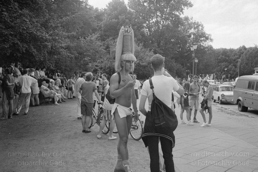 Berlin. Charlottenburg. CSD - Christopher Street Day
28. Juni 1997. Berlin. Tiergarten. Christopher Street Day. CSD. Schwulen- und Lesbendemonstration. Party. Parade
Schlüsselwörter: Berlin;CSD;Demonstration;Deutschland;Germany;Lesben;Lesbisch;Parade;Schwul;Schwuler;1997;Tiergarten