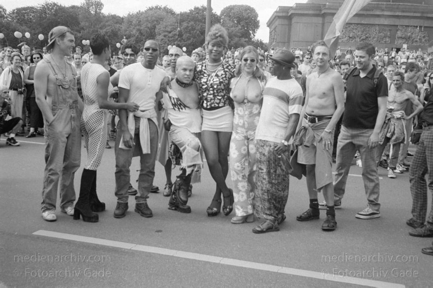 Berlin. Charlottenburg. CSD - Christopher Street Day
28. Juni 1997. Berlin. Tiergarten. Christopher Street Day. CSD. Schwulen- und Lesbendemonstration. Party. Parade
Schlüsselwörter: Berlin;CSD;Demonstration;Deutschland;Germany;Lesben;Lesbisch;Parade;Schwul;Schwuler;1997;Tiergarten