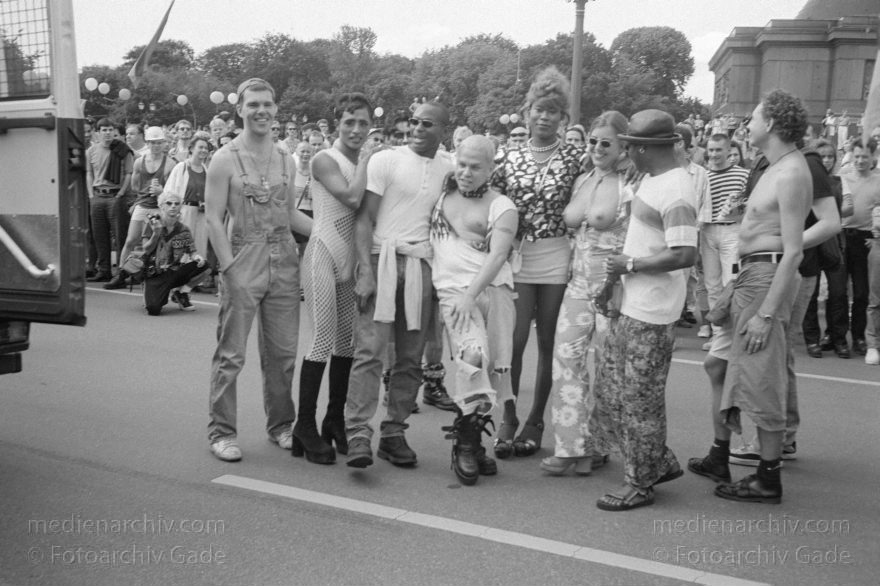 Berlin. Charlottenburg. CSD - Christopher Street Day
28. Juni 1997. Berlin. Tiergarten. Christopher Street Day. CSD. Schwulen- und Lesbendemonstration. Party. Parade
Schlüsselwörter: Berlin;CSD;Demonstration;Deutschland;Germany;Lesben;Lesbisch;Parade;Schwul;Schwuler;1997;Tiergarten