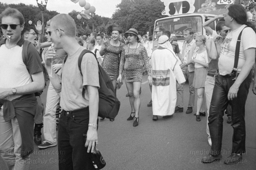 Berlin. Charlottenburg. CSD - Christopher Street Day
28. Juni 1997. Berlin. Tiergarten. Christopher Street Day. CSD. Schwulen- und Lesbendemonstration. Party. Parade
Schlüsselwörter: Berlin;CSD;Demonstration;Deutschland;Germany;Lesben;Lesbisch;Parade;Schwul;Schwuler;1997;Tiergarten