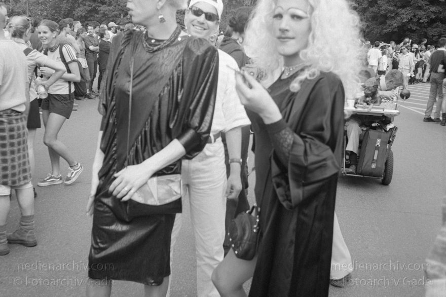 Berlin. Charlottenburg. CSD - Christopher Street Day
28. Juni 1997. Berlin. Tiergarten. Christopher Street Day. CSD. Schwulen- und Lesbendemonstration. Party. Parade
Schlüsselwörter: Berlin;CSD;Demonstration;Deutschland;Germany;Lesben;Lesbisch;Parade;Schwul;Schwuler;1997;Tiergarten