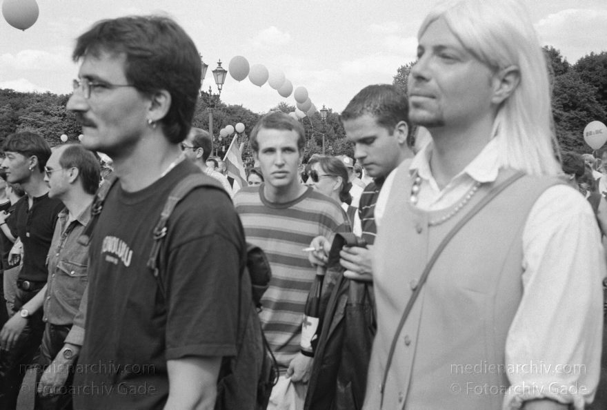 Berlin. Charlottenburg. CSD - Christopher Street Day
28. Juni 1997. Berlin. Tiergarten. Christopher Street Day. CSD. Schwulen- und Lesbendemonstration. Party. Parade
Schlüsselwörter: Berlin;CSD;Demonstration;Deutschland;Germany;Lesben;Lesbisch;Parade;Schwul;Schwuler;1997;Tiergarten