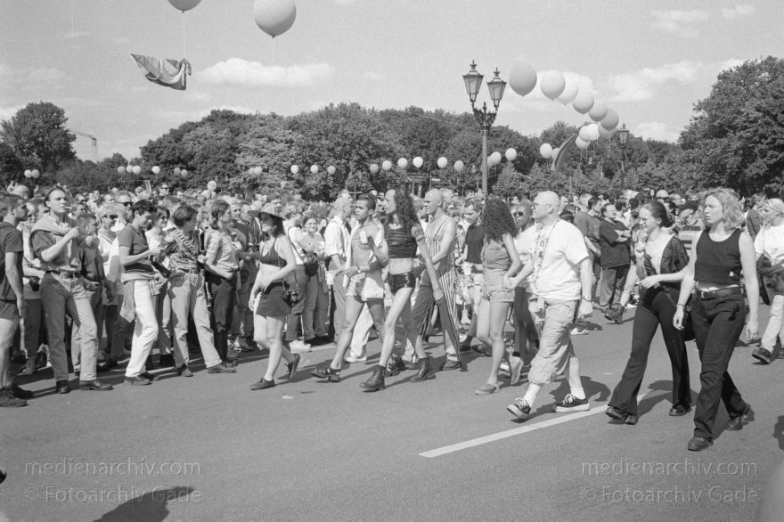 Berlin. Charlottenburg. CSD - Christopher Street Day
28. Juni 1997. Berlin. Tiergarten. Christopher Street Day. CSD. Schwulen- und Lesbendemonstration. Party. Parade
Schlüsselwörter: Berlin;CSD;Demonstration;Deutschland;Germany;Lesben;Lesbisch;Parade;Schwul;Schwuler;1997;Tiergarten