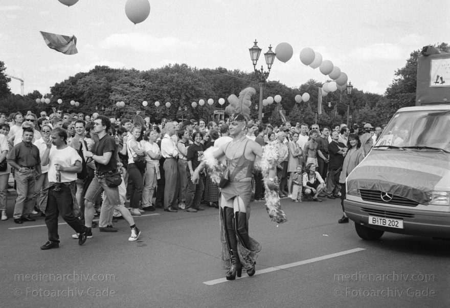 Berlin. Charlottenburg. CSD - Christopher Street Day
28. Juni 1997. Berlin. Tiergarten. Christopher Street Day. CSD. Schwulen- und Lesbendemonstration. Party. Parade
Schlüsselwörter: Berlin;CSD;Demonstration;Deutschland;Germany;Lesben;Lesbisch;Parade;Schwul;Schwuler;1997;Tiergarten