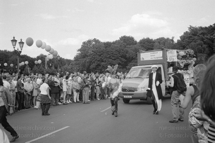 Berlin. Charlottenburg. CSD - Christopher Street Day
28. Juni 1997. Berlin. Tiergarten. Christopher Street Day. CSD. Schwulen- und Lesbendemonstration. Party. Parade
Schlüsselwörter: Berlin;CSD;Demonstration;Deutschland;Germany;Lesben;Lesbisch;Parade;Schwul;Schwuler;1997;Tiergarten
