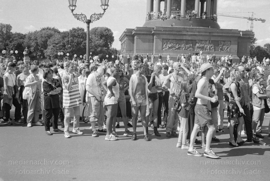 Berlin. Charlottenburg. CSD - Christopher Street Day
28. Juni 1997. Berlin. Tiergarten. Christopher Street Day. CSD. Schwulen- und Lesbendemonstration. Party. Parade
Schlüsselwörter: Berlin;CSD;Demonstration;Deutschland;Germany;Lesben;Lesbisch;Parade;Schwul;Schwuler;1997;Tiergarten
