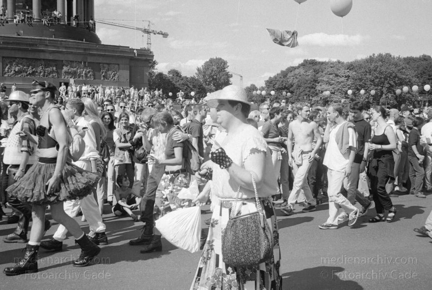 Berlin. Charlottenburg. CSD - Christopher Street Day
28. Juni 1997. Berlin. Tiergarten. Christopher Street Day. CSD. Schwulen- und Lesbendemonstration. Party. Parade
Schlüsselwörter: Berlin;CSD;Demonstration;Deutschland;Germany;Lesben;Lesbisch;Parade;Schwul;Schwuler;1997;Tiergarten