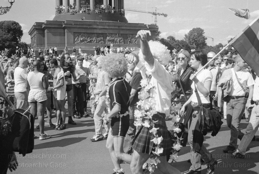 Berlin. Charlottenburg. CSD - Christopher Street Day
28. Juni 1997. Berlin. Tiergarten. Christopher Street Day. CSD. Schwulen- und Lesbendemonstration. Party. Parade
Schlüsselwörter: Berlin;CSD;Demonstration;Deutschland;Germany;Lesben;Lesbisch;Parade;Schwul;Schwuler;1997;Tiergarten