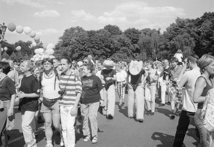 Berlin. Charlottenburg. CSD - Christopher Street Day
28. Juni 1997. Berlin. Tiergarten. Christopher Street Day. CSD. Schwulen- und Lesbendemonstration. Party. Parade
Schlüsselwörter: Berlin;CSD;Demonstration;Deutschland;Germany;Lesben;Lesbisch;Parade;Schwul;Schwuler;1997;Tiergarten