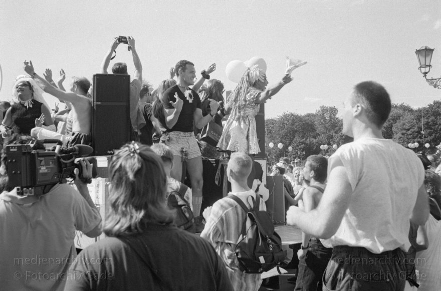Berlin. Charlottenburg. CSD - Christopher Street Day
28. Juni 1997. Berlin. Tiergarten. Christopher Street Day. CSD. Schwulen- und Lesbendemonstration. Party. Parade
Schlüsselwörter: Berlin;CSD;Demonstration;Deutschland;Germany;Lesben;Lesbisch;Parade;Schwul;Schwuler;1997;Tiergarten