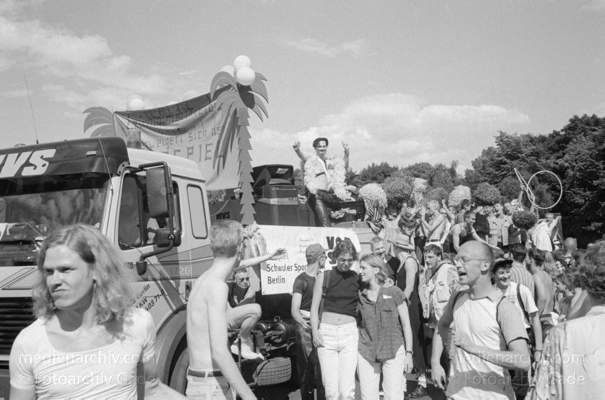 Berlin. Charlottenburg. CSD - Christopher Street Day
28. Juni 1997. Berlin. Tiergarten. Christopher Street Day. CSD. Schwulen- und Lesbendemonstration. Party. Parade
Schlüsselwörter: Berlin;CSD;Demonstration;Deutschland;Germany;Lesben;Lesbisch;Parade;Schwul;Schwuler;1997;Tiergarten