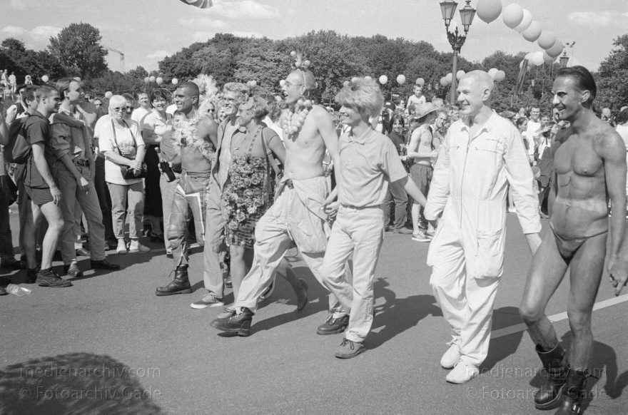 Berlin. Charlottenburg. CSD - Christopher Street Day
28. Juni 1997. Berlin. Tiergarten. Christopher Street Day. CSD. Schwulen- und Lesbendemonstration. Party. Parade
Schlüsselwörter: Berlin;CSD;Demonstration;Deutschland;Germany;Lesben;Lesbisch;Parade;Schwul;Schwuler;1997;Tiergarten