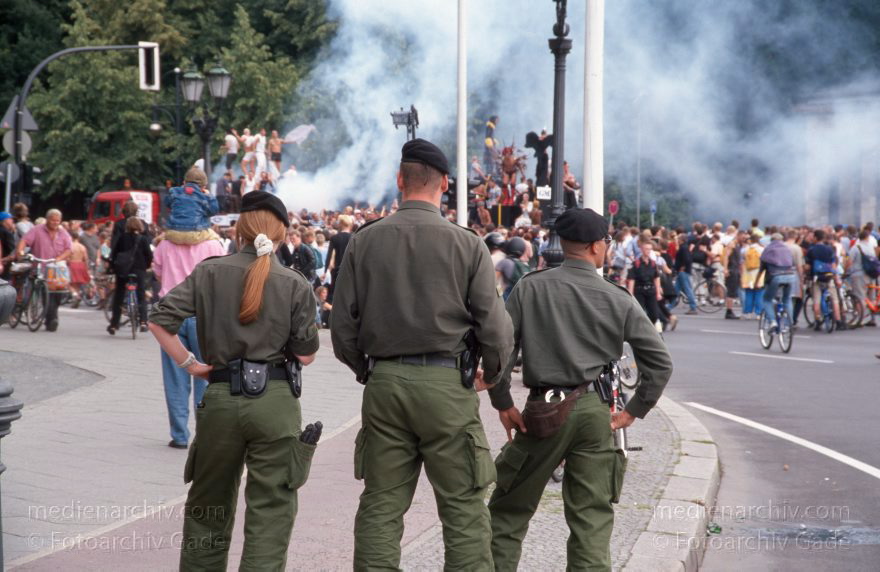 Berlin. Charlottenburg. CSD - Christopher Street Day
Juni 1999. CSD Berlin Christopher Street Day 1999. Tiergarten Schwulen und Lesbenparade. Der Umzug ist eine große Party. Drei Polizisten beobachten die Szene.
Schlüsselwörter: Berlin;Christopher Street Day;CSD;Deutschland;Germany;Jugend;Lesben;Parade;Party;Schwule;1999;Tiergarten
