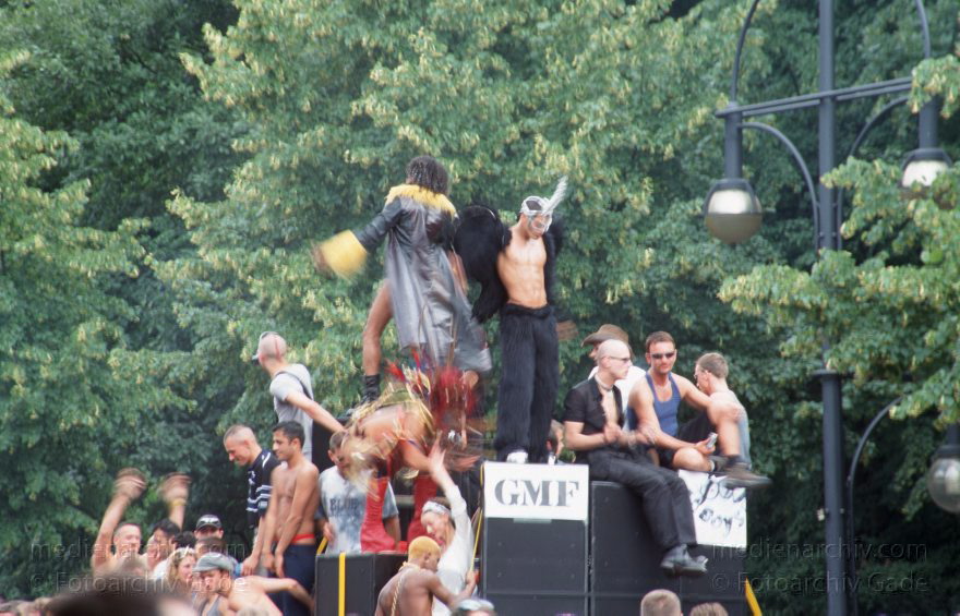 Berlin. Charlottenburg. CSD - Christopher Street Day
Juni 1999. CSD Berlin Christopher Street Day 1999. Tiergarten Schwulen und Lesbenparade. Der Umzug ist eine große Party.
Schlüsselwörter: Berlin;Christopher Street Day;CSD;Deutschland;Germany;Jugend;Lesben;Parade;Party;Schwule;1999;Tiergarten