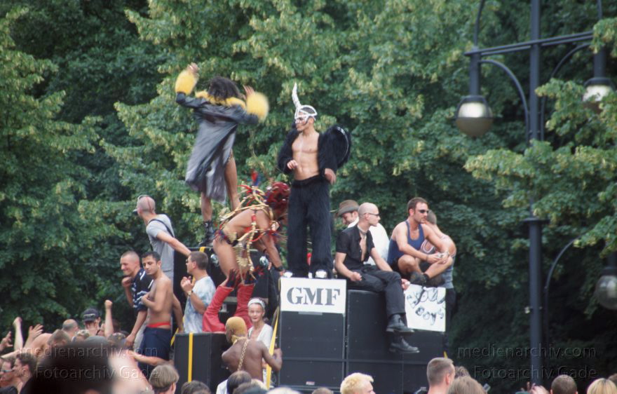 Berlin. Charlottenburg. CSD - Christopher Street Day
Juni 1999. CSD Berlin Christopher Street Day 1999. Tiergarten Schwulen und Lesbenparade. Der Umzug ist eine große Party.
Schlüsselwörter: Berlin;Christopher Street Day;CSD;Deutschland;Germany;Jugend;Lesben;Parade;Party;Schwule;1999;Tiergarten