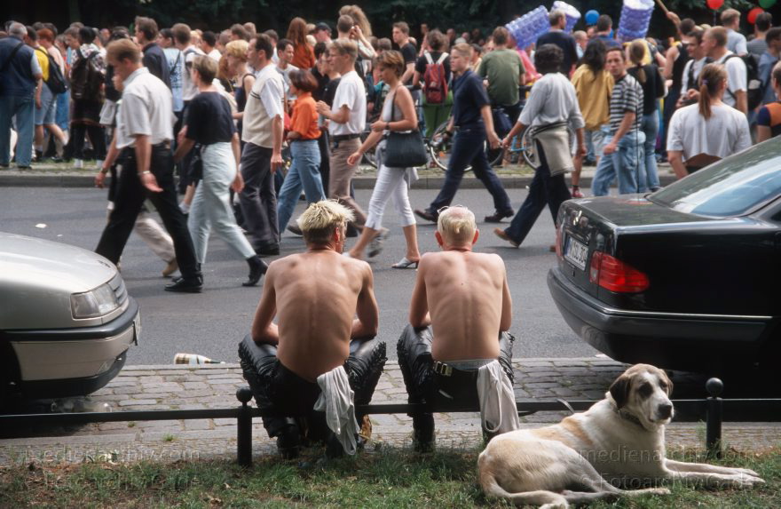 Berlin. Charlottenburg. CSD - Christopher Street Day
Juni 1999. CSD Berlin Christopher Street Day 1999. Tiergarten Schwulen und Lesbenparade. Der Umzug ist eine große Party.
Schlüsselwörter: Berlin;Christopher Street Day;CSD;Deutschland;Germany;Jugend;Lesben;Parade;Party;Schwule;1999;Tiergarten