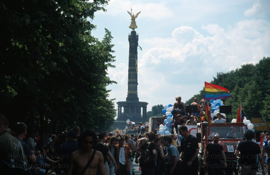 Berlin. Charlottenburg. CSD - Christopher Street Day
Juni 1999. CSD Berlin Christopher Street Day 1999. Tiergarten Schwulen und Lesbenparade. Der Umzug ist eine große Party.
Schlüsselwörter: Berlin;Christopher Street Day;CSD;Deutschland;Germany;Jugend;Lesben;Parade;Party;Schwule;1999;Tiergarten