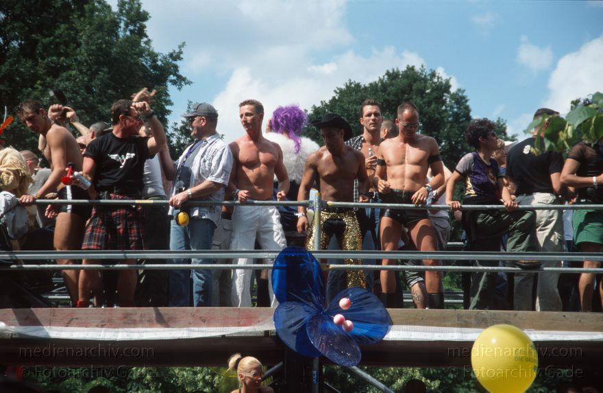 Berlin. Charlottenburg. CSD - Christopher Street Day
Juni 1999. CSD Berlin Christopher Street Day 1999. Tiergarten Schwulen und Lesbenparade. Der Umzug ist eine große Party.
Schlüsselwörter: Berlin;Christopher Street Day;CSD;Deutschland;Germany;Jugend;Lesben;Parade;Party;Schwule;1999;Tiergarten