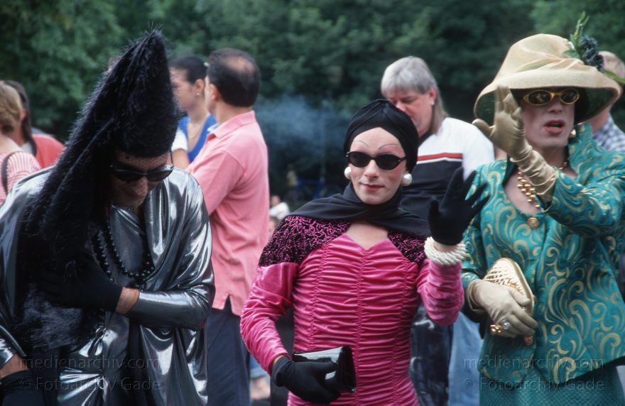 Berlin. Charlottenburg. CSD - Christopher Street Day
Juni 1999. CSD Berlin Christopher Street Day 1999. Tiergarten Schwulen und Lesbenparade. Der Umzug ist eine große Party.
Schlüsselwörter: Berlin;Christopher Street Day;CSD;Deutschland;Germany;Jugend;Lesben;Parade;Party;Schwule;1999;Tiergarten