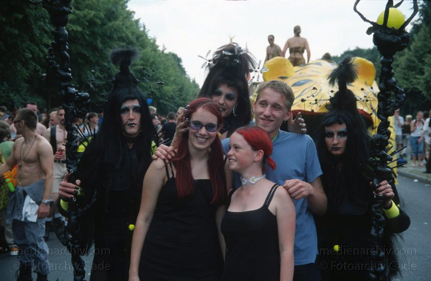 Berlin. Charlottenburg. CSD - Christopher Street Day
Juni 1999. CSD Berlin Christopher Street Day 1999. Tiergarten Schwulen und Lesbenparade. Der Umzug ist eine große Party.
Schlüsselwörter: Berlin;Christopher Street Day;CSD;Deutschland;Germany;Jugend;Lesben;Parade;Party;Schwule;1999;Tiergarten