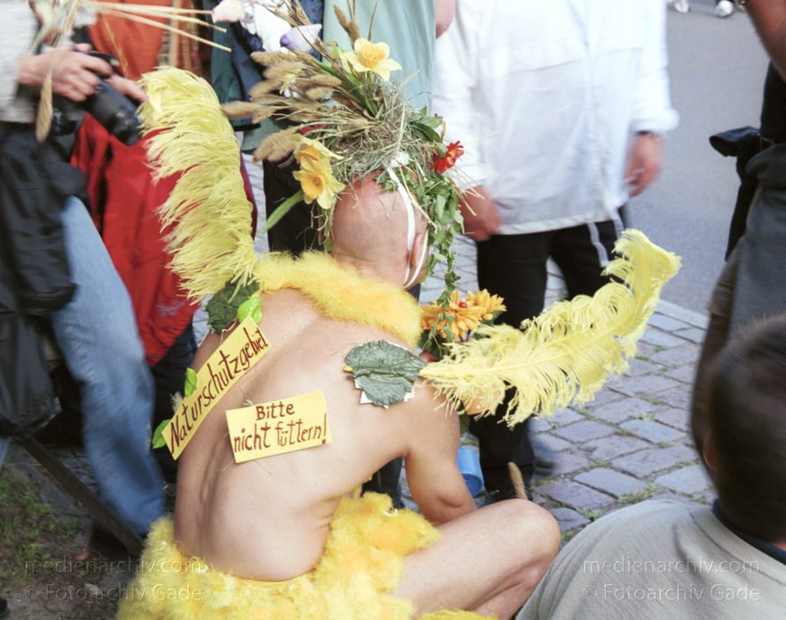 Berlin. Charlottenburg. CSD - Christopher Street Day
23. Juni 2001. Berlin. Mitte. Tiergarten. Straße des 17. Juni. Demonstration. Paraden. 23. Christopher Street Day ( CSD ). Schwul-lesbische Demonstration. Der Zug durch die Stadt wird zu einer großen Party mit ca. 500.000 Teilnehmern.
Schlüsselwörter: Berlin;Christopher Street Day;CSD;Deutschland;Germany;Mitte;2001;Tiergarten;Straße des 17