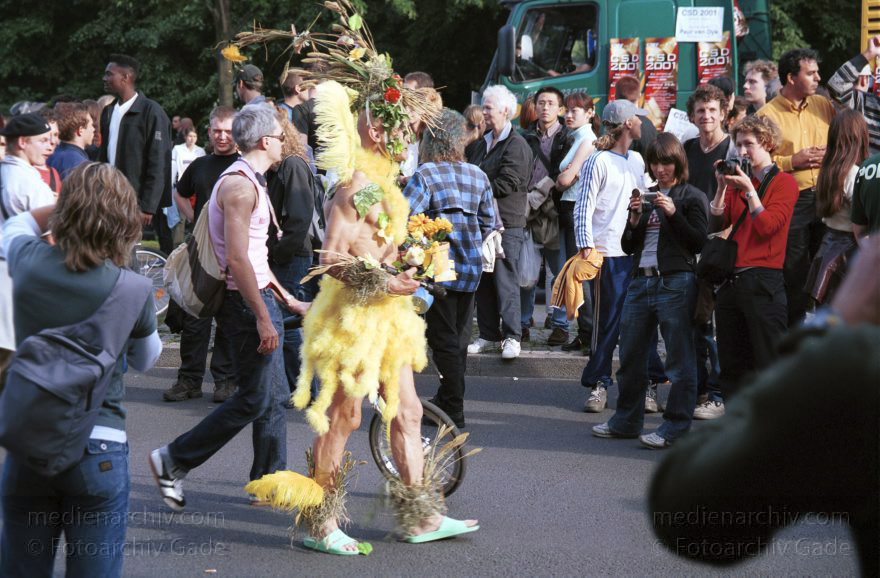 Berlin. Charlottenburg. CSD - Christopher Street Day
23. Juni 2001. Berlin. Mitte. Tiergarten. Straße des 17. Juni. Demonstration. Paraden. 23. Christopher Street Day ( CSD ). Schwul-lesbische Demonstration. Der Zug durch die Stadt wird zu einer großen Party mit ca. 500.000 Teilnehmern.
Schlüsselwörter: Berlin;Christopher Street Day;CSD;Deutschland;Germany;Mitte;2001;Tiergarten;Straße des 17